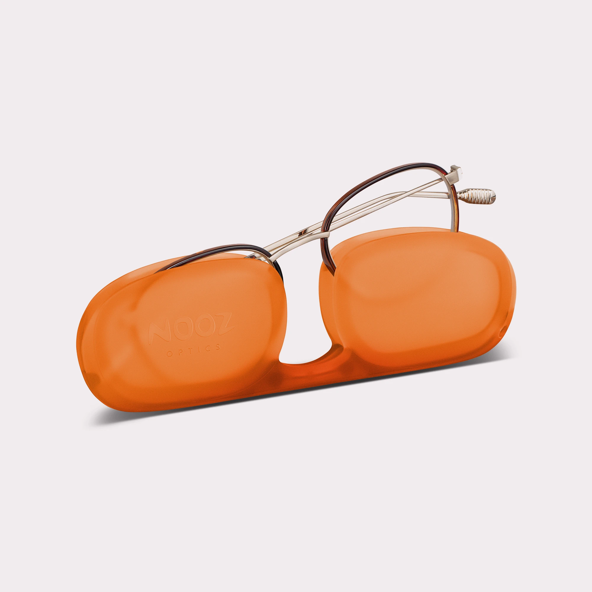 Une paire de Gali Brown-bronze Lunettes de lecture sortant de son étui