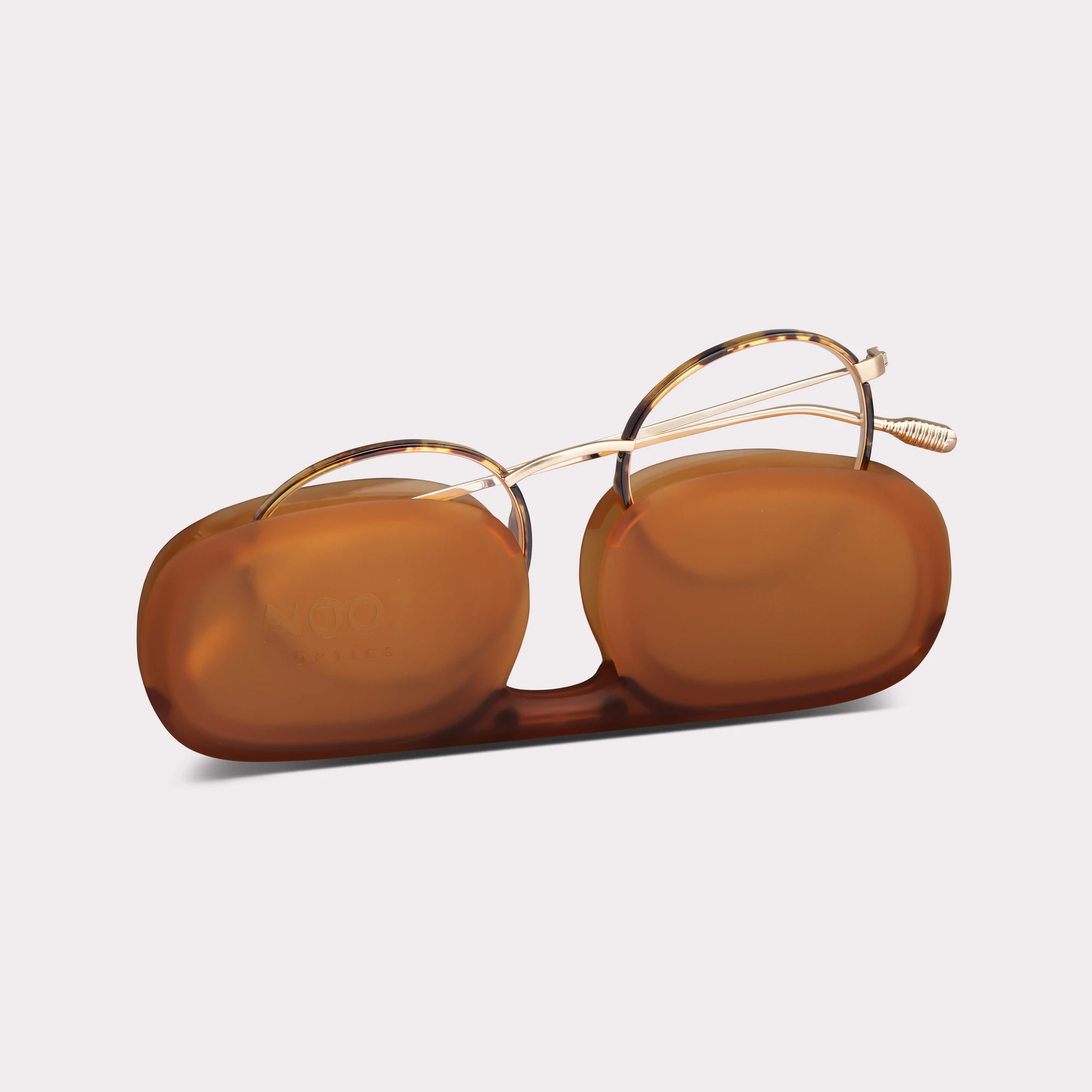 Une paire de Ela Light tortoise Lunettes de lecture sortant de son étui