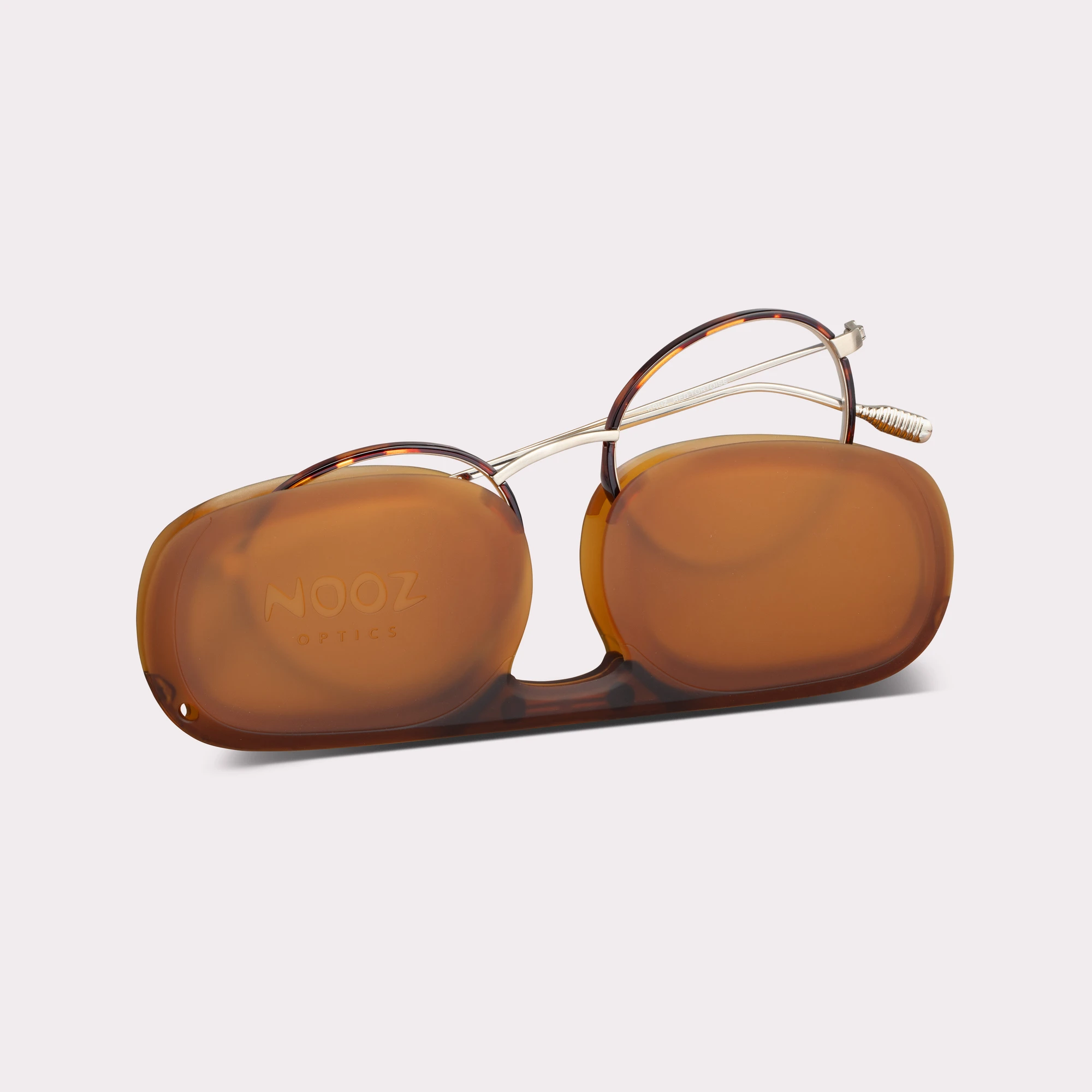Une paire de Ela Tortoise Lunettes de lecture sortant de son étui
