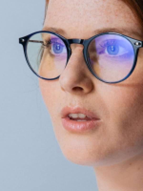 Blue anti-light glasses NOOZ OPTICS worn by a man